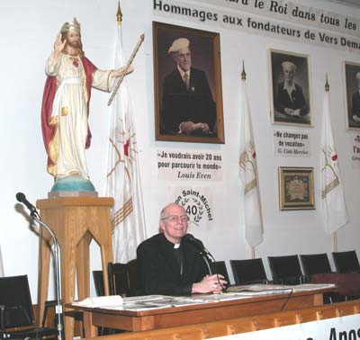 Biskup Lapierre przemawia do publiczności