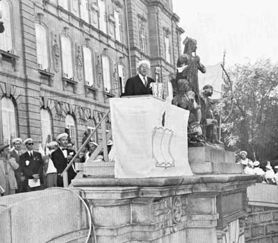 Louis Even przemawia na kongresie w Quebec w 1955 r.